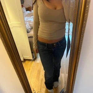 Beige långärmad topp - Söt tajt beige långärmad topp med lite uringning. 