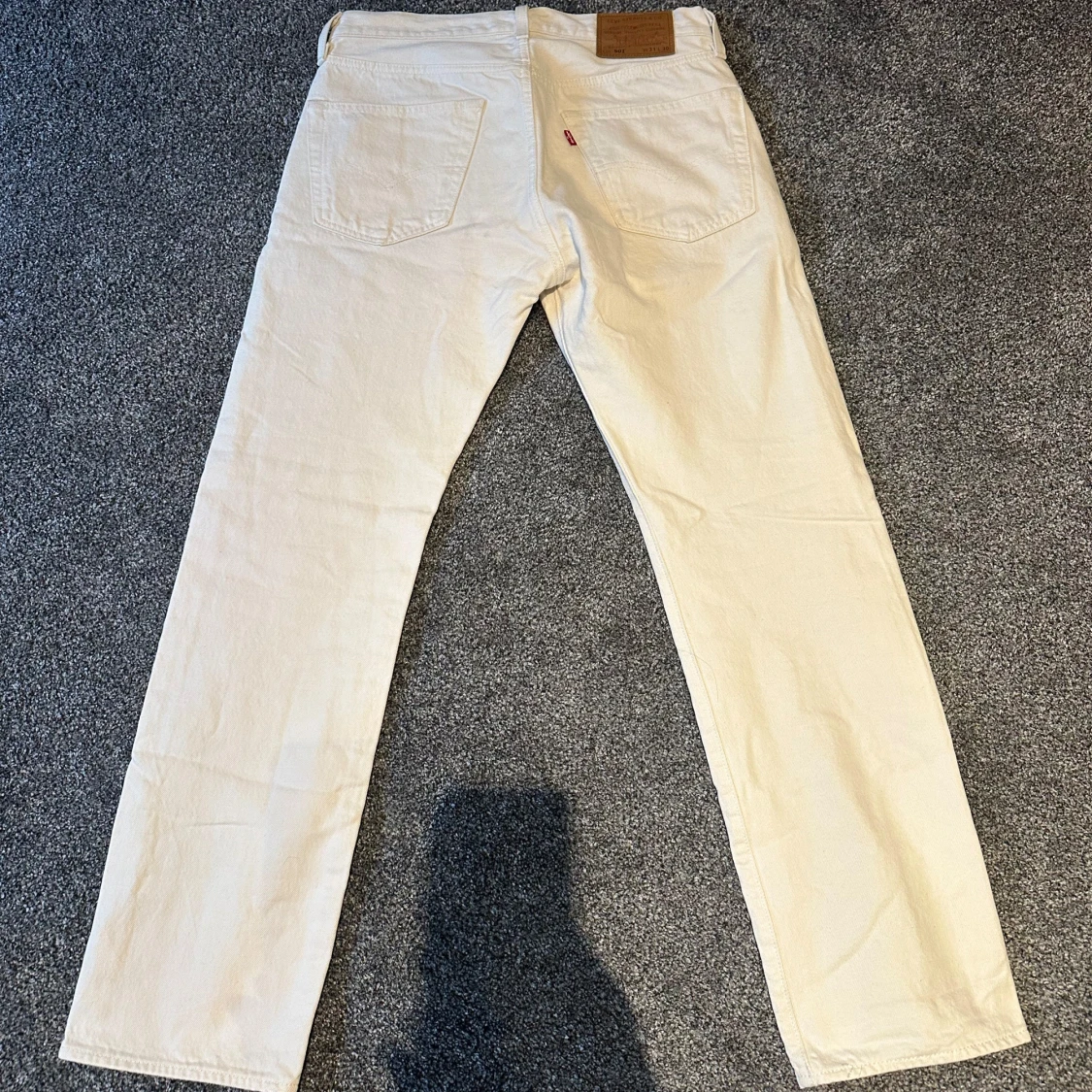 Beige/vita jeansbyxor från Levis