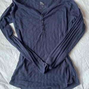 Mörkblå ribbad tröja  - Mörkblå ribbad tröja, köpt i London. Ganska stretchigt material, knappt använd, V-ringad, passar xs-m🫶