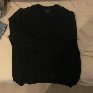 Svart tröja från Riley    KOM MED PRISFÖRSLAG  - Säljer en stilren svart tröja från Riley. Perfekt för en minimalistisk look. Tröjan har en klassisk design med långa ärmar och rund hals. Passar bra till både jeans och chinos. Tröjan är aldrig använd pga av att den sitter lite tajt. Kostar nu pris runt 850 
