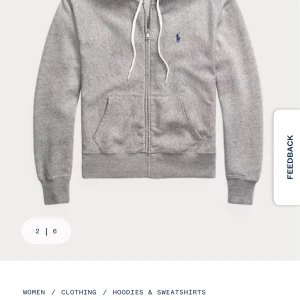Grå hoodie från Ralph Lauren - Snygg grå hoodie från Ralph Lauren med dragkedja. Köptes i Miami på Ralph lauren butiken för en månad sen🎀Kom privat för fler bilder. Priset går att diskutera!
