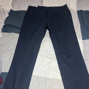 Mörkblå kostymbyxor - 1. Tommy Hilfiger byxa i nyskick med prislapp på - 1200kr  2 J. Lindgren byxor - 600kr   3 Tommy Hilfiger denim -  400kr   4 Ralph Lauren - 300kr 
