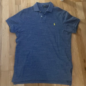 Blå pikétröja Ralph lauren - Mycket bra kvalitet nästan som ny, använt den nån månad och passar med grisch stylen.