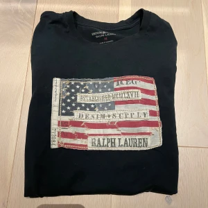 Denim & Supply Tshirt  - Ralph Lauren Denim & Supply T-shirt i ett bra skick utan slitningar, viss missfärgning under armarna men inget som man lägger märke till. Hör av dig vid frågor, svarar gärna!