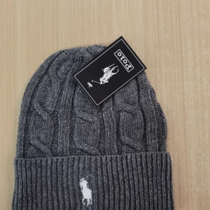 Grå stickad mössa från Polo - Snygg grå stickad mössa från Polo med kabelstickat mönster. Helt ny! Ordinare pris runt 1300! Mitt pris 449🤩🤩