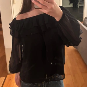 Svart blus  - Svart offshoulderblus från Gina Tricot
