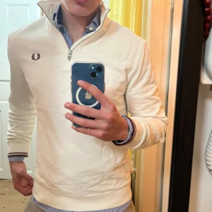 Freddy perry half zip - Riktigt snygg Freddy perry tröja som passar grymt till både vardag och festliga tillfällen, nypris ligger på ca 1499😊