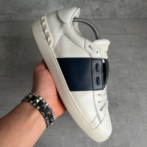 Valentino open skor - Valentino open navy | skick 9/10 topp notch! | storlek 42 passar större | endast skorna ingår | skriv vid frågor.