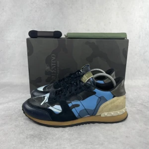 Valentino Rockrunner i blått och svart - Sjukt snygga valentino rockrunner skor i bra skick. Dustbag, skosnören och box följs med. 
