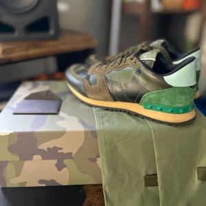 Valentino rockrunners  - Säljer nu dessa as feta valentino rockrunners.        Skick 10/10 (sprillans nya) allt OG.      KOM DM VID ÖVRIGA FRÅGOR 🙌