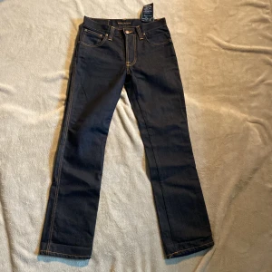 Mörkblå jeans från Nudie Jeans - Säljer farsans aldrig använda Nudie Jeans, modellen heter ”slim jim”. Ett par extremt stilrena jeans. De sitter lite tajtare runt låren och i midjan. Köpta för 2200. :)