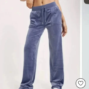 Juicy Couture byxor  - Snygga blå mjukisbyxor i ett mjukt material med snörning i midjan. Byxorna har en avslappnad passform och är perfekta för en bekväm stil. De har också praktiska fickor framtill. Priset går alltid att diskutera och det är bara att fråga om bilder ❤️