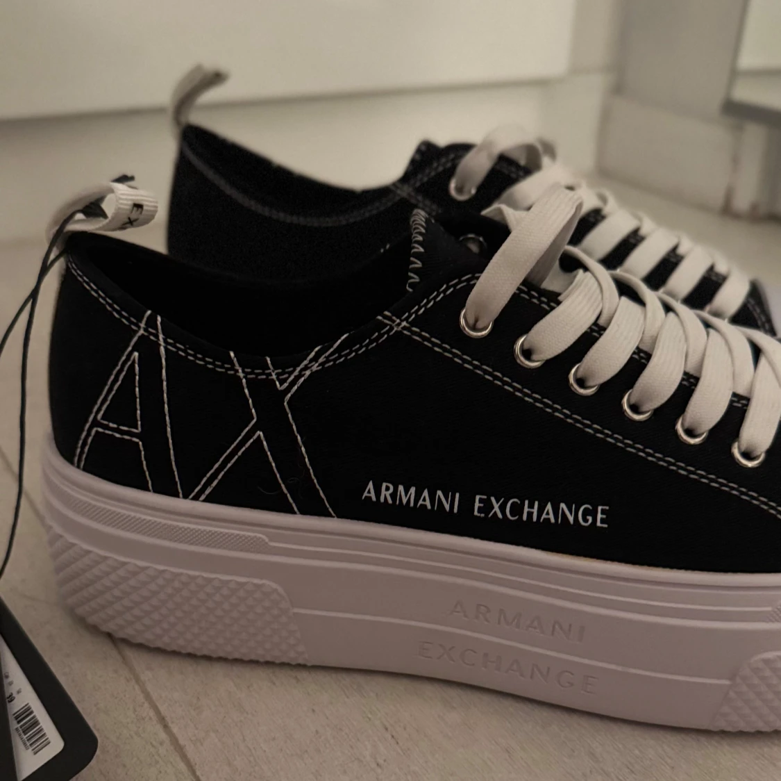 Svarta sneakers från Armani Exchange - 1