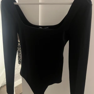 Svart långärmad bodysuit från Zara  - Snygg svart långärmad bodysuit med en djup rundad halsringning. Aldrig använt 