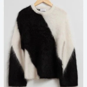 Svart och vit tröja i mohair - Säljer min superfina, populära tröja från & Other Stories i mohair! Så skön och bara använd ett fåtal gånger💕Pris kan diskuteras!