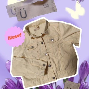 Beige jacka med knappar - Säljer en snygg beige jacka från Ü med knappar framtill och två bröstfickor. Jackan har en klassisk krage och är perfekt för vår och sommar. Den är i nytt skick och redo att bäras direkt!