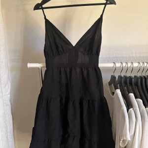 Svart sommarklänning - Svart kort sommarklänning med knytning i ryggen. Aldrig använd då jag inte tyckte att den passade mig.