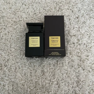 Tom Ford Tobacco Vanille Eau de Parfum - Säljer en lyxig Tom Ford Tobacco Vanille Eau de Parfum. Flaskan är elegant svart med en guldig etikett och rymmer 100 ml. Doften kombinerar rika noter av tobak och vanilj för en sofistikerad och varm upplevelse. Perfekt för den som älskar djupa och kryddiga dofter.