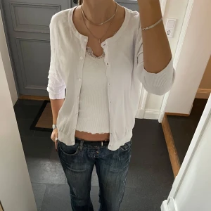 Vit stickad kofta  - Vit stickad kofta från H&M i storlek M, skulle säga att den även passar S. Fint skick. Använd gärna köp nu!