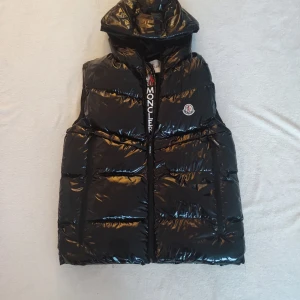 Svart dunväst från Moncler, puffig vest. SKRIV INNAN DU KÖPER  - SKRIV INNAN DU KÖPER. Vest från moncler qr kod funkar, puffig