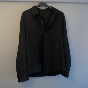 Zara vårjacka  - Säljer denna Zara vårjacka, kvalite 10/10 aldrig använd. Pris kan diskuteras vid snabb affär