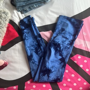 Blå leggings med mönster - Snygga blå leggings med ett unikt mönster som ger en cool look. Perfekta för både träning och avslappnade dagar. De har en tight passform och är tillverkade i ett stretchigt material för bästa komfort.