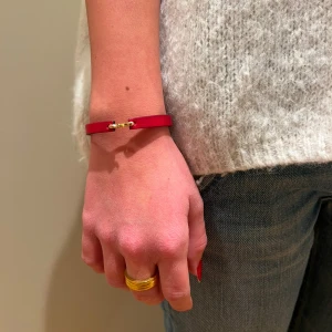 Rött läderarmband  - Rött läderarmband- vi storleksanpassar armbandet så att det passar dig💕