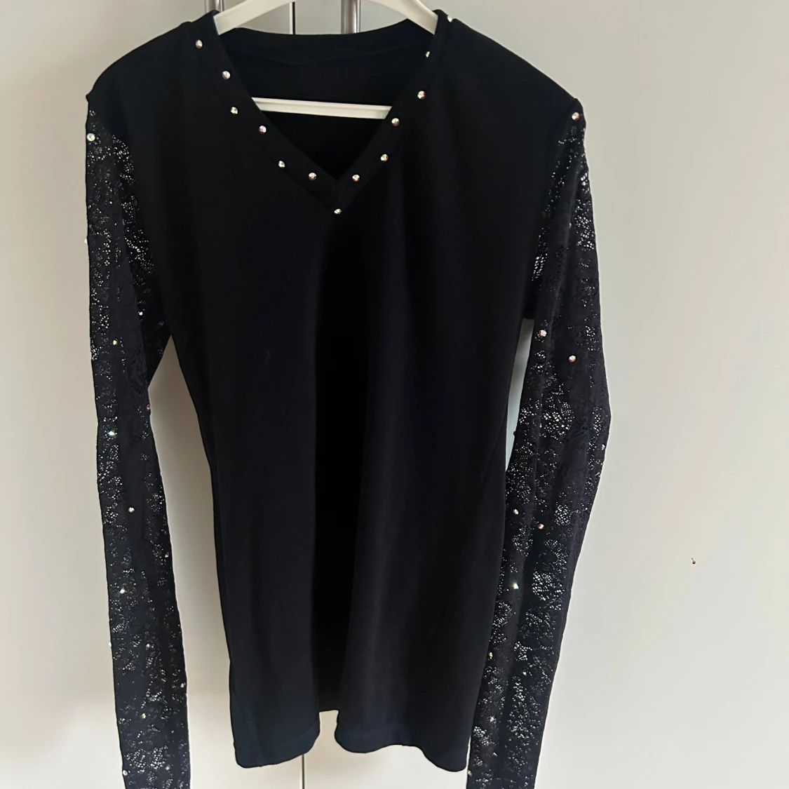 Svart v-ringad spets topp från Karisma 