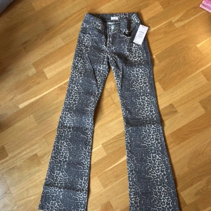 Leopardmönstrade bootcut lowwaist jeans från Nelly - Snygga lågmidjade bootcut jeans från Nelly med leopardmönster. Aldrig använda med lappen kvar.💗Pris kan diskuteras 