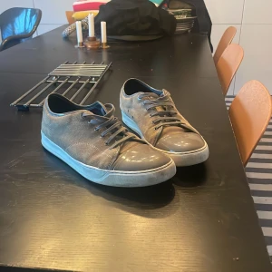 Beige gråa  Lanvins - Snygga beige gråa Lanvins, Bra skick, Lite mutsiga, använda några gånger, Låda och dustbag är borta, priset kan diskuteras vid snabb affär! Snabb leverans, Dagen man beställer eller dagen efter!