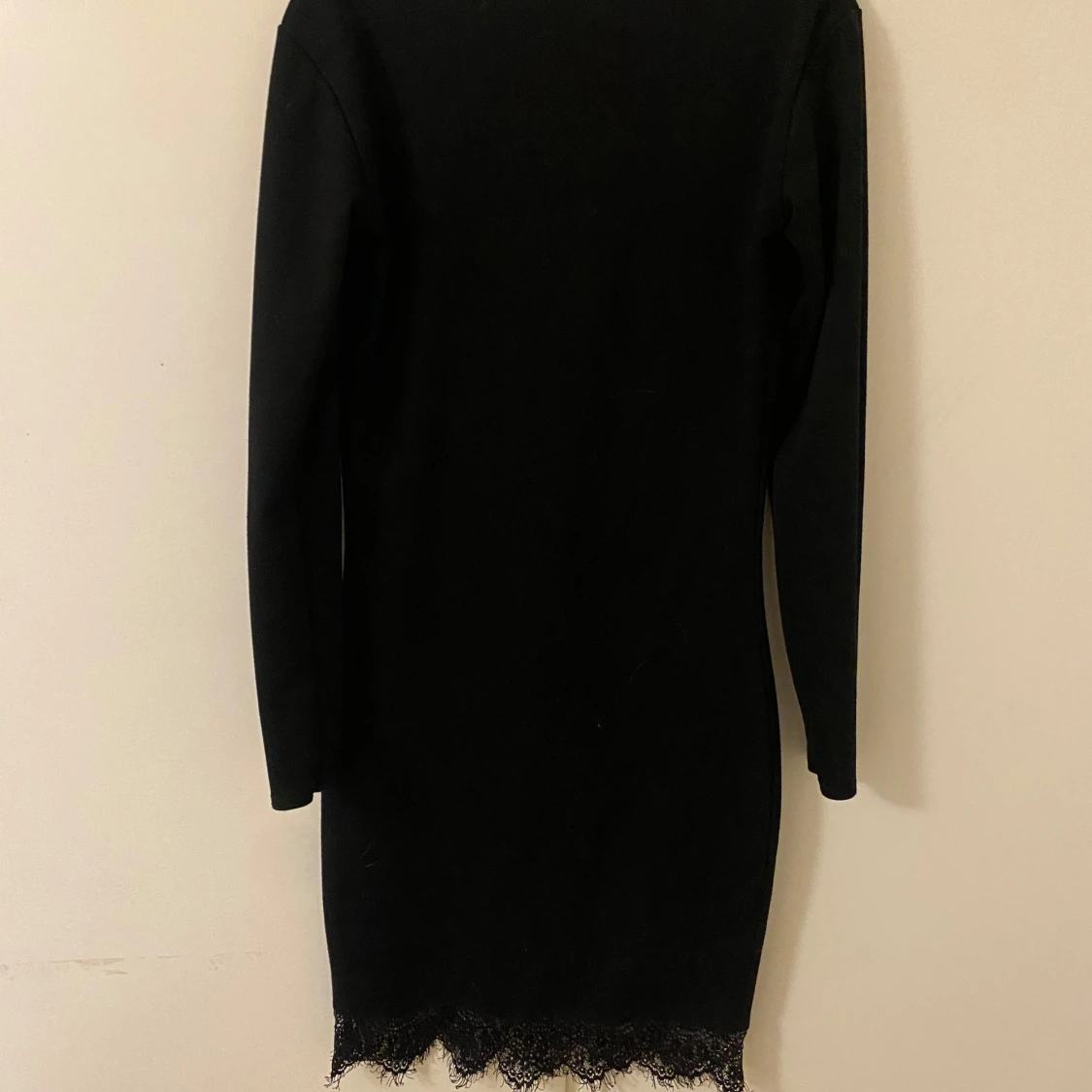 Svart klänning med spetsdetalj - 1