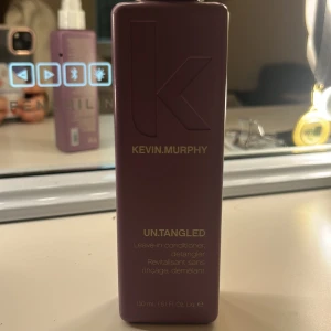 Kevin Murphy UN.TANGLED Leave-in Conditioner - Säljer en Kevin Murphy UN.TANGLED leave-in conditioner. Den kommer i en lila flaska med sprayfunktion och innehåller 150 ml. Perfekt för att reda ut håret och ge det näring utan att behöva skölja ur.😻😻