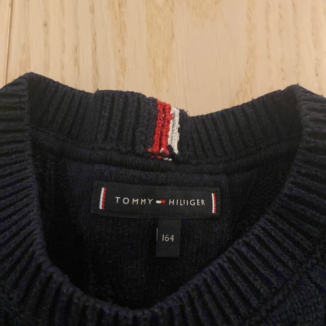 Mörk blå stickad tröja från Tommy Hilfiger - 2