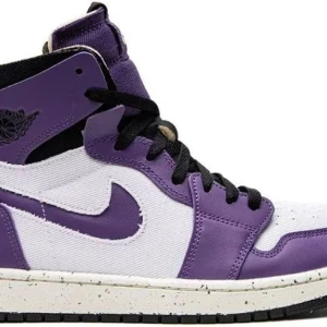 Nike Air Jordans i  - Snygga Nike Air Jordans i en fräsch kombination av lila och vit. Skorna har en klassisk hög design med svart snörning och en vit sula med svarta detaljer. Perfekta för att ge din stil ett lyft.