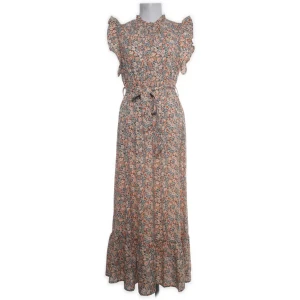 Blommig långklänning - Säljer en vacker blommig långklänning från Shein. Klänningen har volangdetaljer och ett knytband i midjan för en smickrande passform. Tillverkad i polyester med en liten andel elastan för extra komfort. Perfekt för somriga dagar!