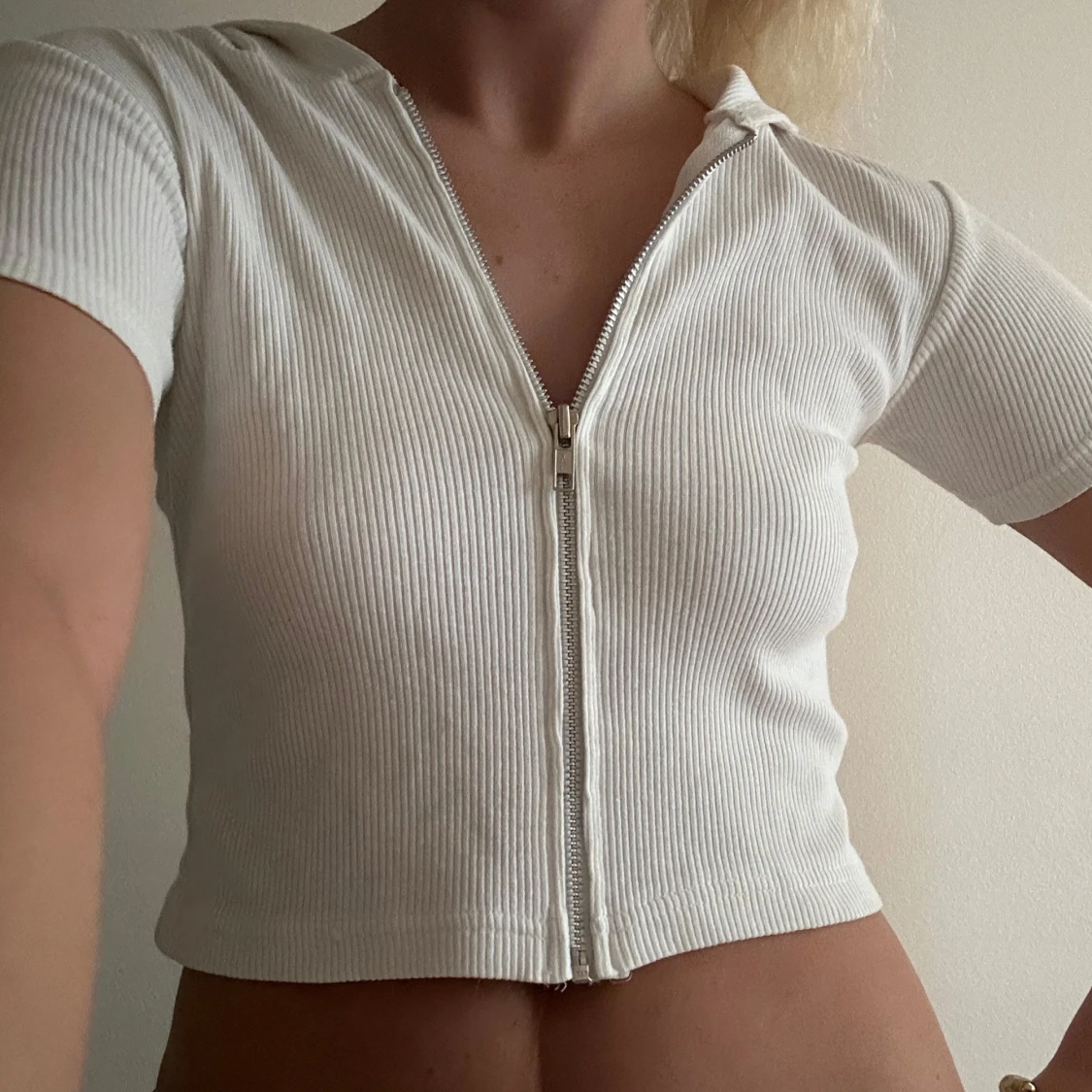 Vit ribbad croppad topp med dragkedja - 1