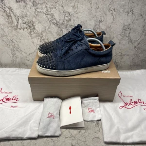 Christian Louboutins Spike - Säljer nu dessa sjukt feta loubs som är väldigt eftertraktade. Perfekta nu inför vår och sommar. Skick enligt bilderna, saknas två nitar på vardera sko. Nypris ca 10 000 kr. Allt på bild ingår - 2 dustbags, kort, extra skosnören osv. 