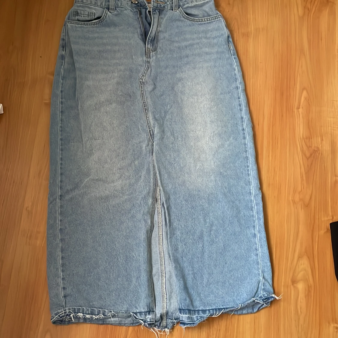 Lång jeanskjol med slitna detaljer - 1