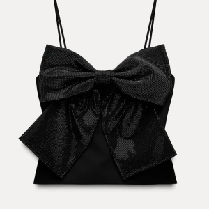 Svart tubtopp med stor rosett - Använd 1 gång men kom inte till användning mer tyvärr, nypris 399 från Zara❤️ 