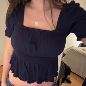 Mörkblå topp med volangdetaljer - Jättesöt sommar topp