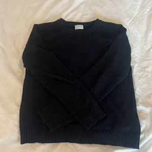 Svart stickad tröja från Vila - Jättefin stickad tröja från Vila🖤 Välanvänd utan hål och lösa trådar🌷