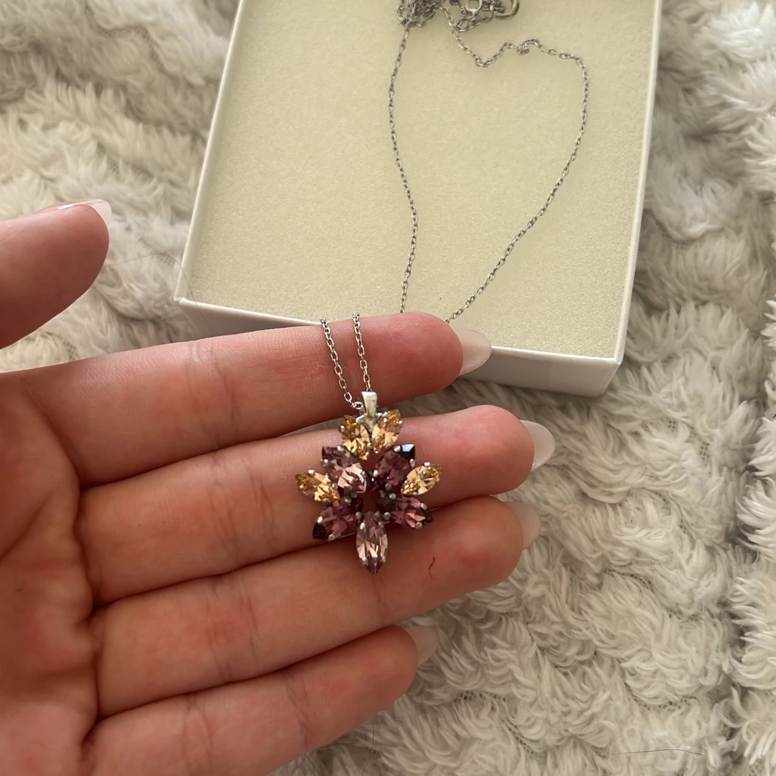 Halsband med blomformad berlock från Caroline Svedbom - 3