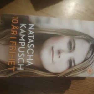 10 år i frihet - Boken '10 år i frihet' av Natascha Kampusch handlar om hennes liv efter att ha blivit fri från fångenskap. En gripande berättelse om återhämtning och styrka.