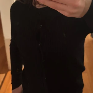 Kofta från vero moda  - Svart stickad kofta från vero moda