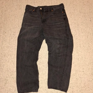 Svarta loose fit jeans från H&M - Säljer ett par svarta loose fit jeans från H&M. De har en klassisk femficksdesign och stängs med dragkedja och knapp. Perfekta för en avslappnad stil. Pris kan diskuteras!