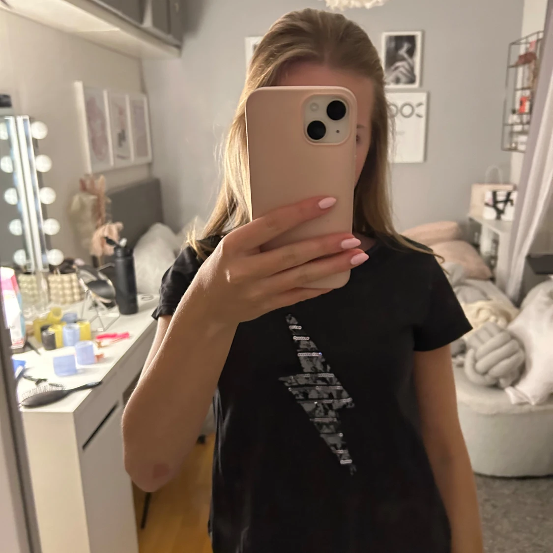 Svart t-shirt med blixtmotiv
