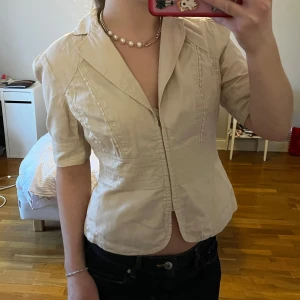 Beige topp - Supercool topp jag köpt second hand. Inga defekter. Storlek L, jag på bilden bär vanligtvis S. Säljer pga rensar min garderob💕