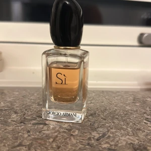 Sì parfym från Giorgio Armani - Säljer en flaska Giorgio Armani Si Eau de Parfum, 30 ml. Endast använd till ca 1/5, så cirka 80 % kvar. Flaskan kommer utan förpackning men är i fint skick. Hör av dig vid intresse!