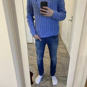 Blå stickad tröja från Ralph Lauren - Säljer en snygg blå stickad tröja från Ralph Lauren. Den är i väldigt bra skick. Tveka inte att fråga frågor. Kan gå ner i pris i snabba affärer!!!
