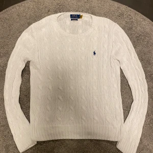 Stickad Ralph Lauren Tröja - Säljer nu denna stilrena stickade Polo Ralph Lauren tröjan då den håller på att bli för liten. Skicket är super, inga defekter! Perfa nu till sommaren också då tröjan är lite tunnare än t.ex merinoulls tröjor 😄Priset går som vanligt att diskutera vid snabb affär ✨ Vid frågor är det bara att slå en pling, snabba svar väntar 😁
